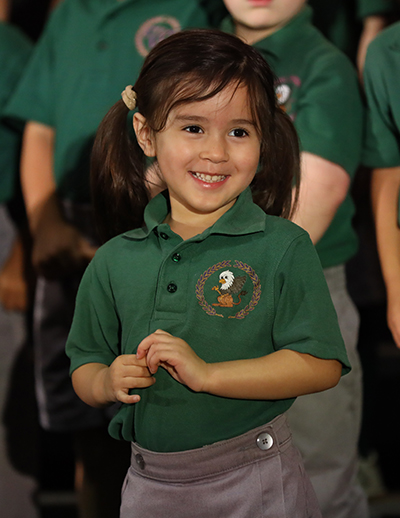 Preschool-Homepage Smiling preschool girl in uniform.